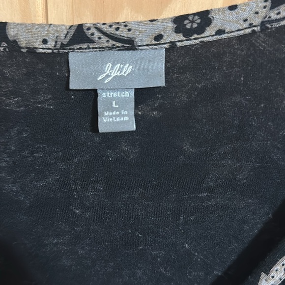 J. Jill Black and Gray Floral Women's Button Down Top. - Picture 2 of 4